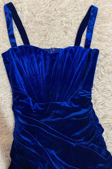 Велурена синя рокля
