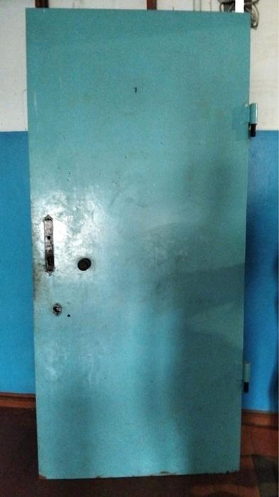 продам железную дверь в хорошем состоянии.   самовывоз.