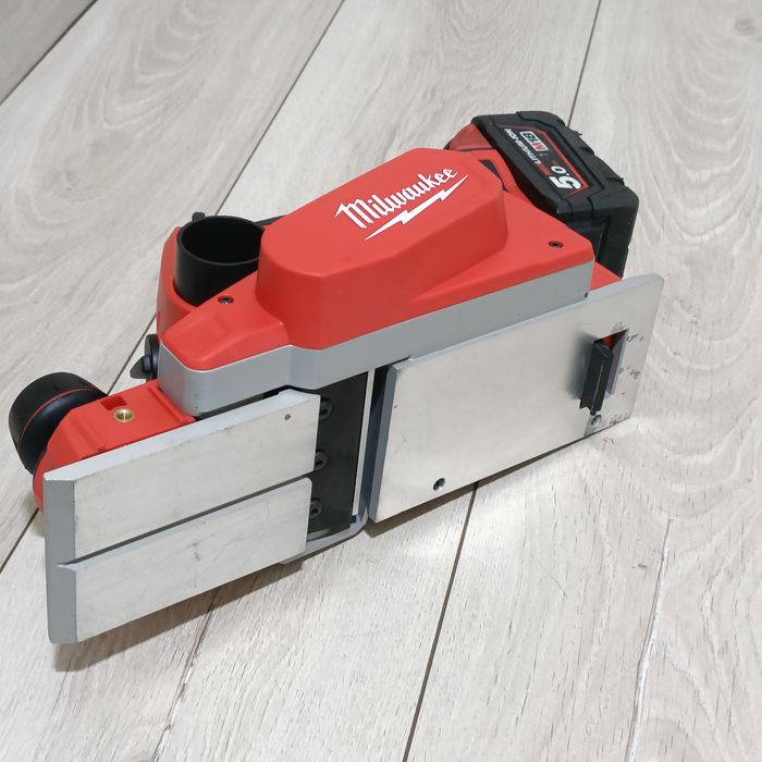 Rindea lemn  pe acumulator Milwaukee M18 BP
