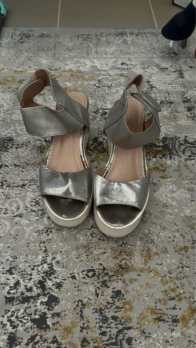 Продам босоножки