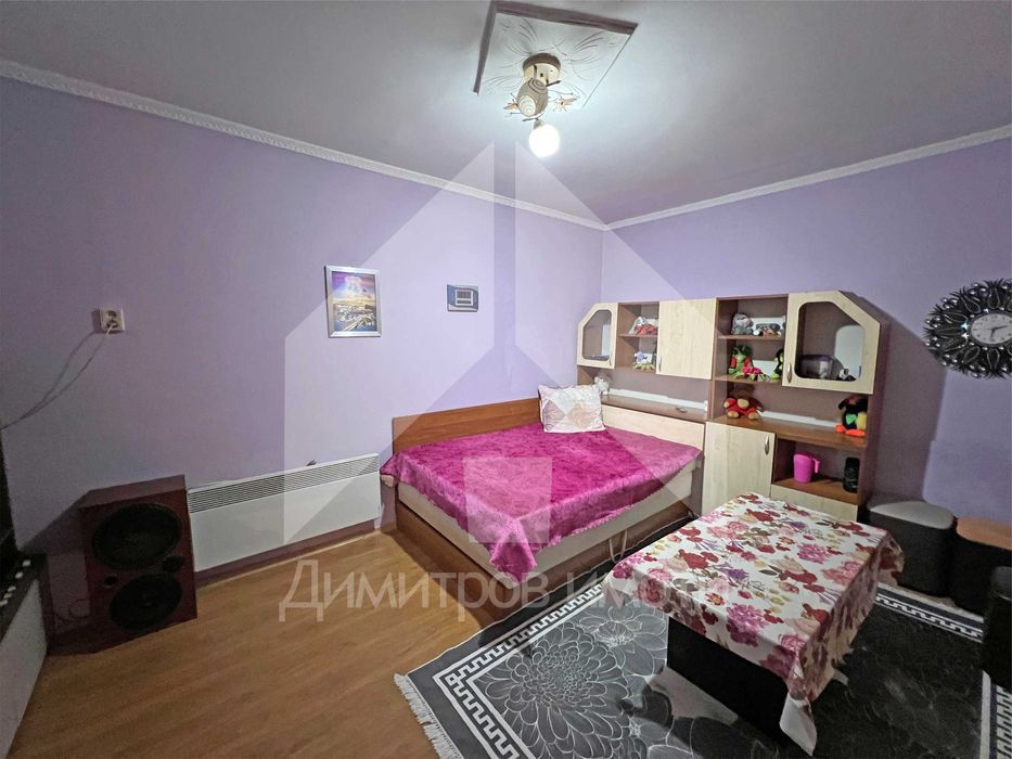 Продава самостоятелна, еднофамилна къща гр. Нови пазар - кв. Нииж.