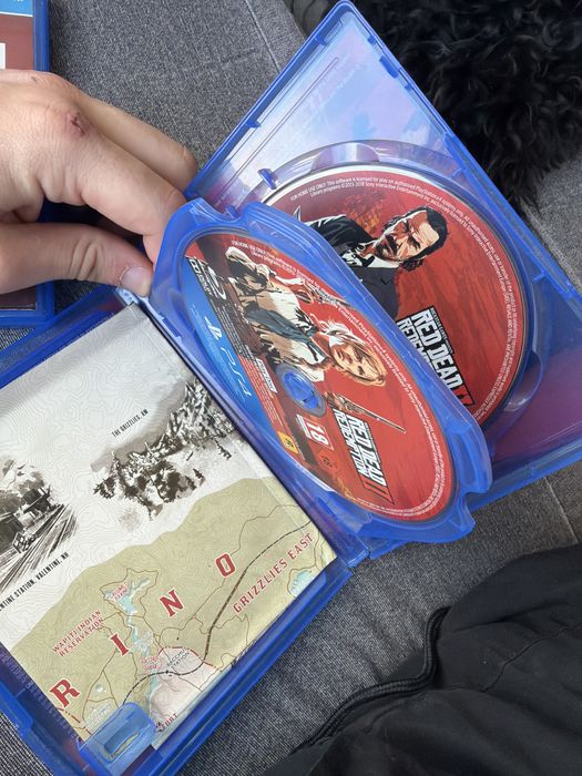 Продавам red dead redeption 2 и marvel spider-man за plastation 4-5