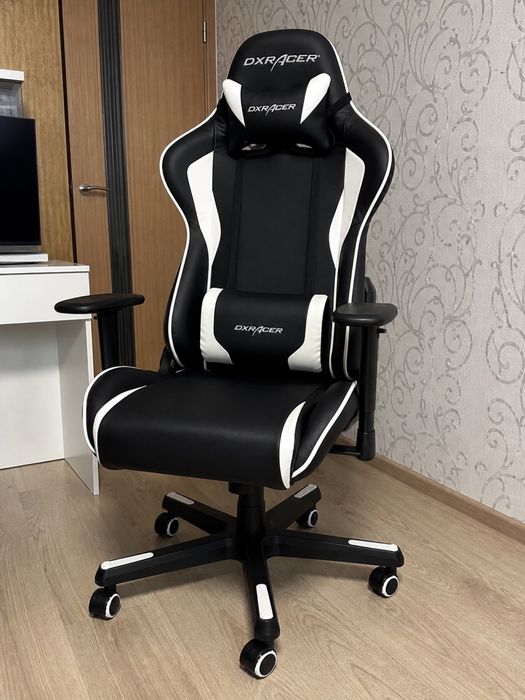 Продам игровое кресло Dxracer