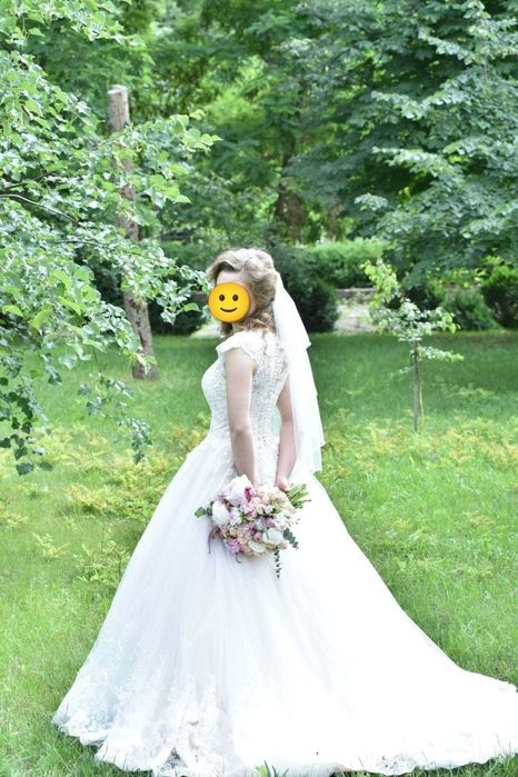 Rochie mireasă A-line cu dantelă albă fină peste satin roz pudră