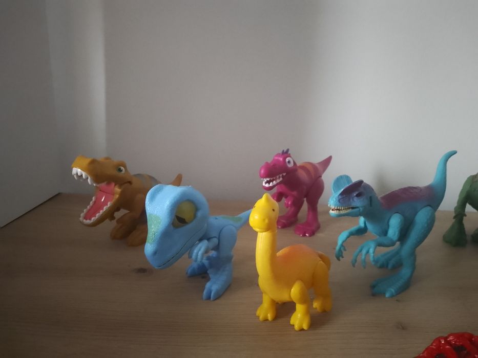 Vând lot jucării cu 12 dinozauri