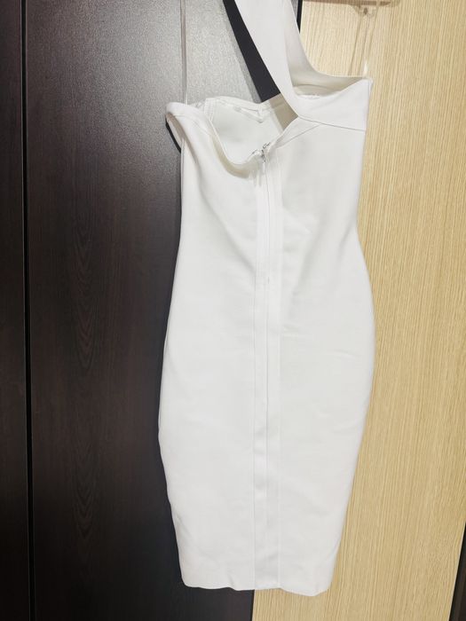 Бяла бандажна рокля с цепка