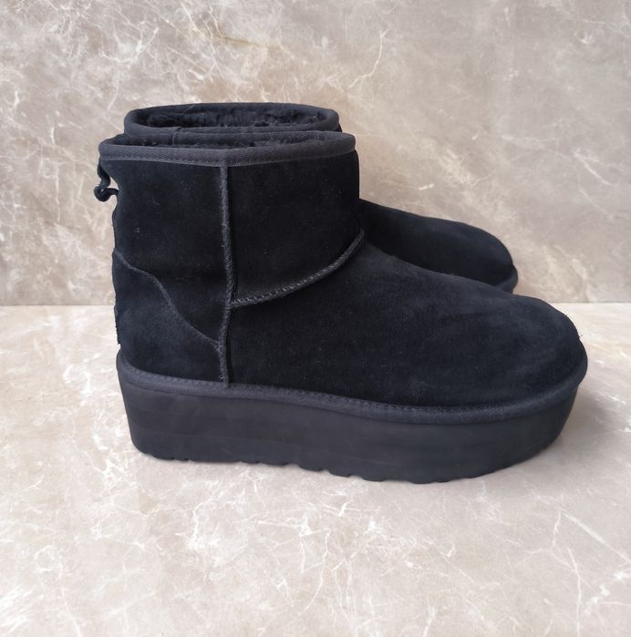 Кожени апрески UGG номер 40
W Classic Mini Platform в черно 1134991.BL