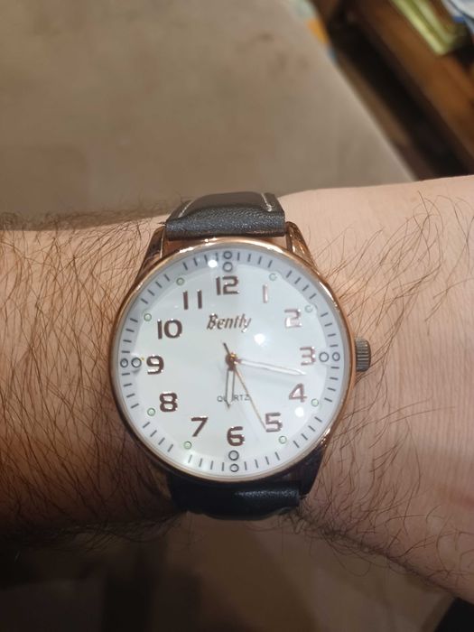 Часовник Bentli с кожена каишка