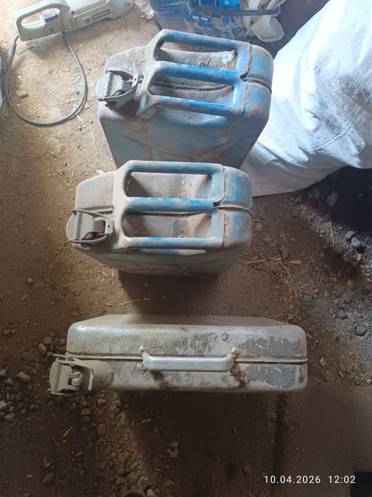 Продам емкость канистры три штук