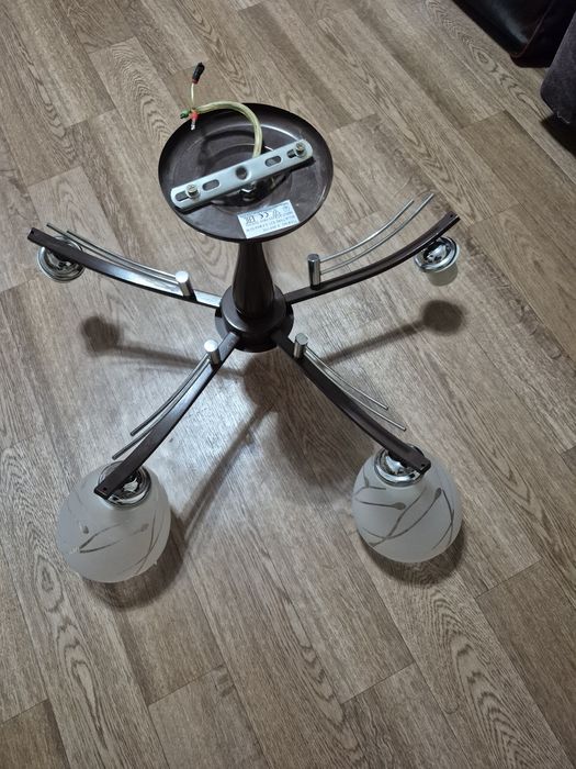 Продаю 4рожковую  люстру