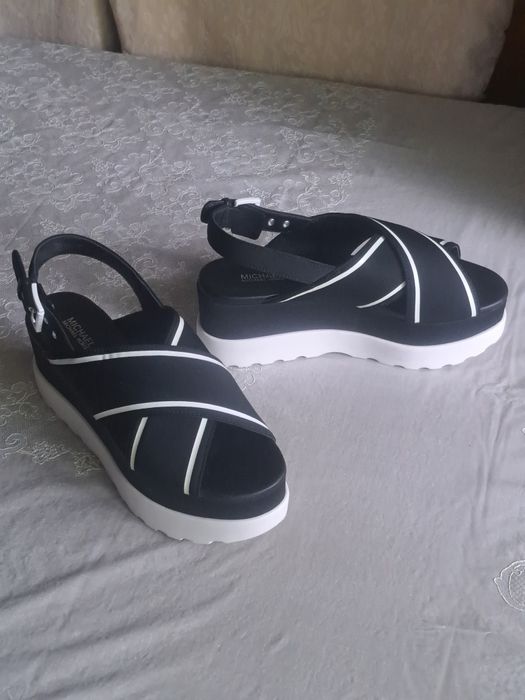 Босоножки черные