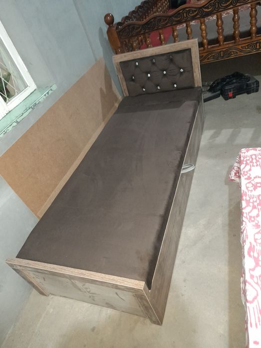 Krovat sotiladi 2 ta