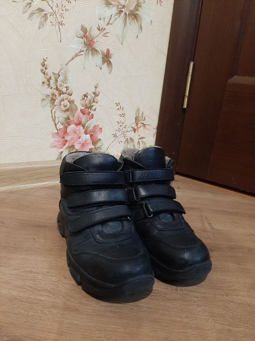 Сапоги и кроссовки разные