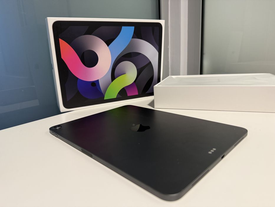 iPad Air 4th Gen (64GB) Като Нов + 2 Кейса и протектор!