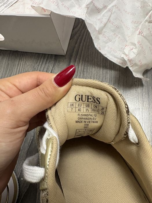 Adidasi noi Guess
