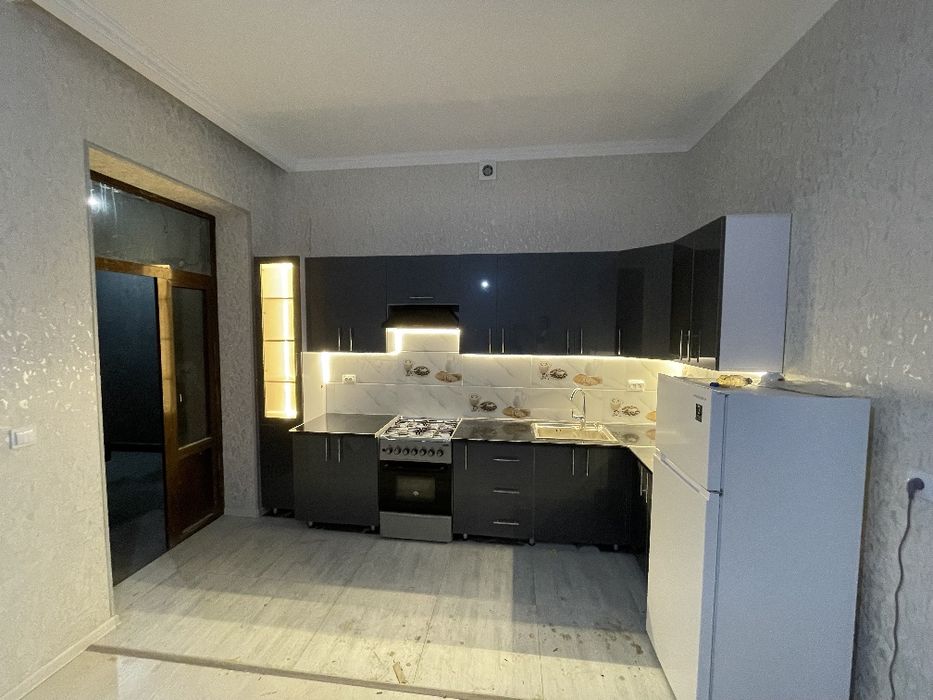 Kuxniya zakaz asosida. Akrildan