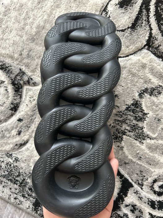 Versace -Trainer Chain Reaction