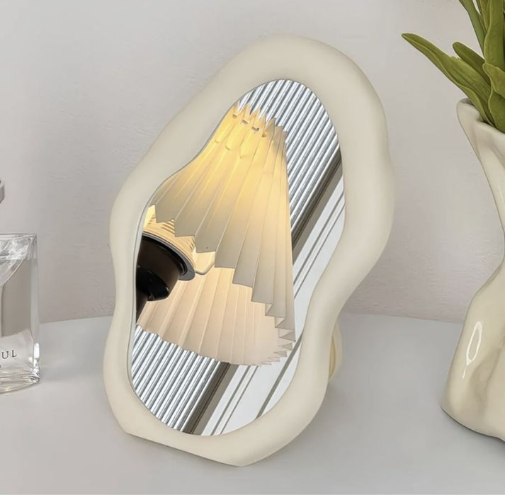 Стильное настольное зеркало необычной формы