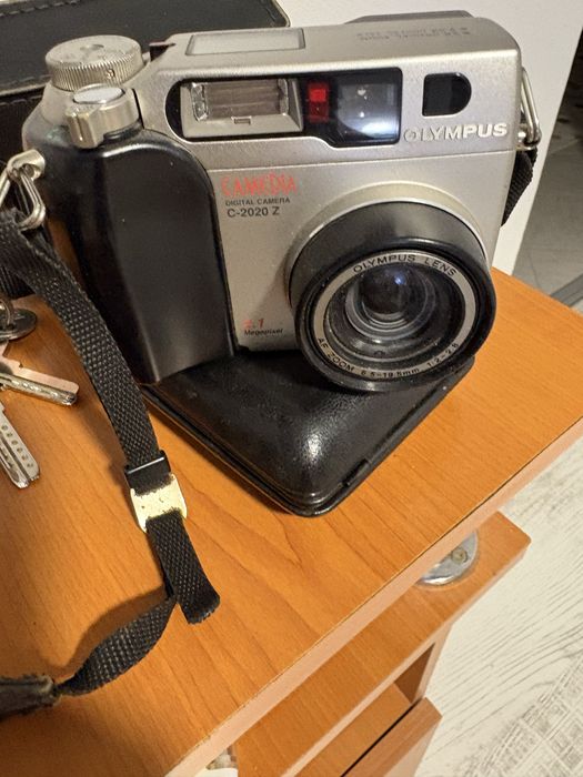 Doua aparate foto vechi dar bune de vanzare