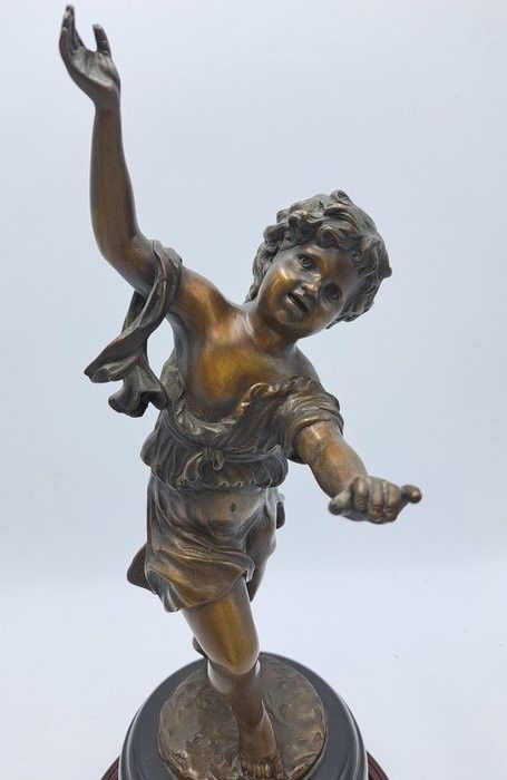 Superbă sculptura realizată din bronz masiv pe soclu din marmura neagra,piesa semnata stare excelentă,impact vizual deosebit h 42 cm