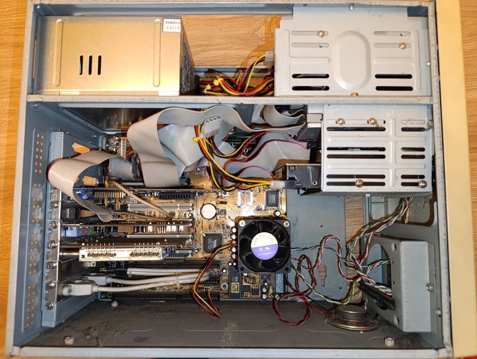 Ретро Геймърски Компютър 1998 г. – AMD K6-2 500 / 3dfx Voodoo3 2000 / DFI K6BV3+ / Yamaha OPL3 / Win98 SE