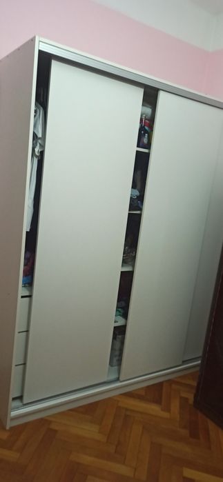 Dulap alb cu uși glisante