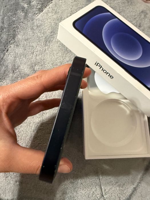 Vand Iphone 12   ,nu a fost desfăcut / reparat , vine cu cutia originala