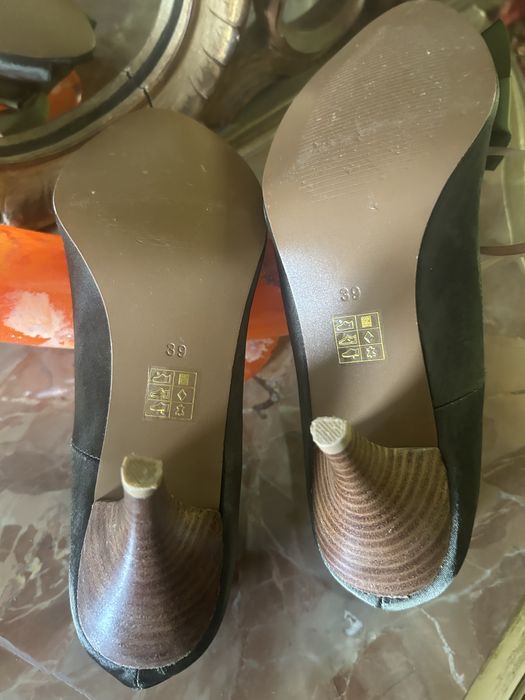 Pantofi cu toc in stare foarte bună