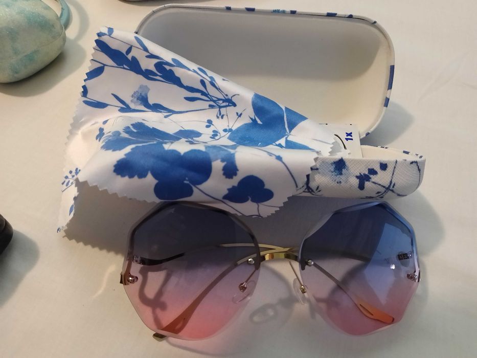 Продавам слънчеви очила