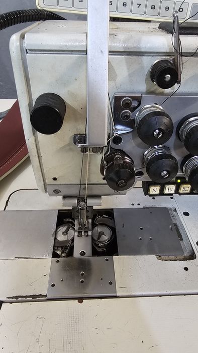 Vând mașini de cusut, triplu transport de un ac sau 2 ace.