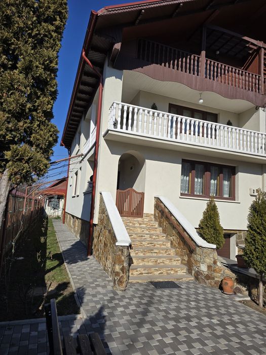 Casa  cărămidă D+P+E+M 356 m2, bucătărie de vara 58m2, teren 385 m2