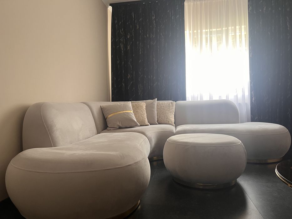 Canapea Stildeco, colturi rotunde, detalii aurii. Stare impecabilă.