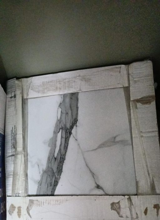 Продам керамическую плитку (напольная, матовая)