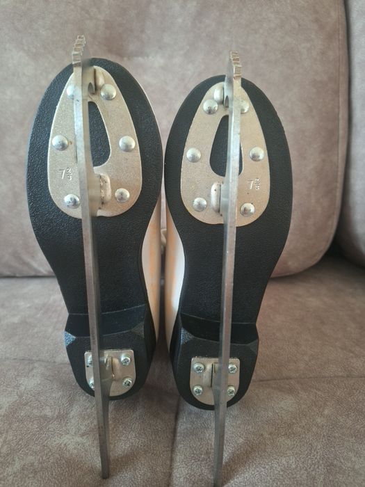 Продам коньки фигурные на девочку