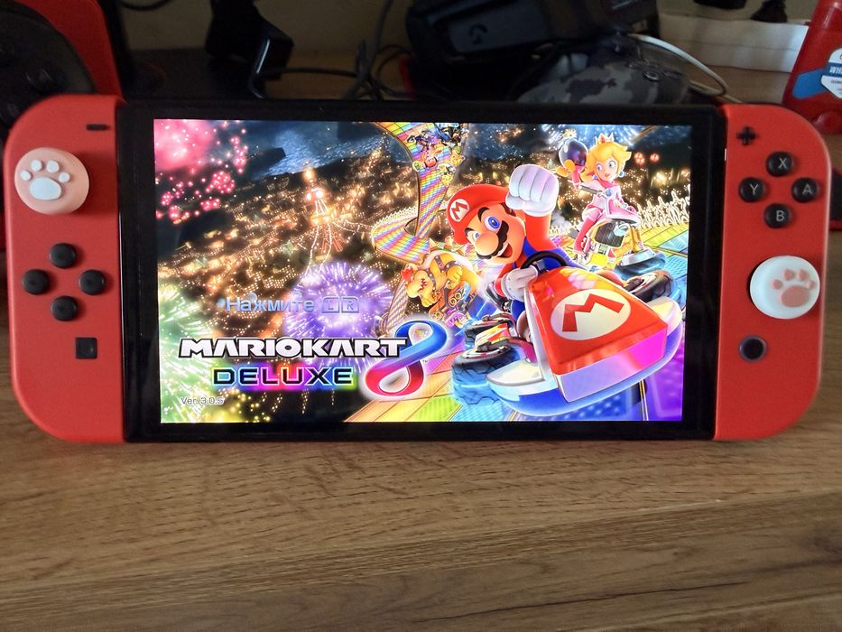 Консоль Nintendo Switch OLED в красном цвете