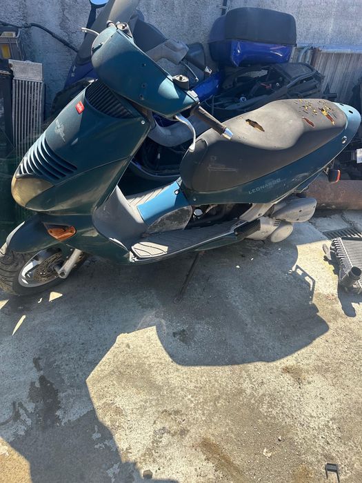 2 Scuter ,1 piagio x9 250 cmc ,1 aprilia leonardo de 125 cmc + moped