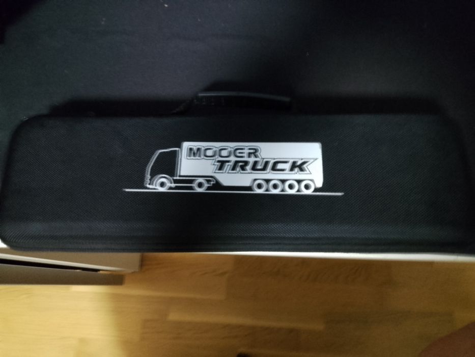 Multi-effect pedal red truck mooer