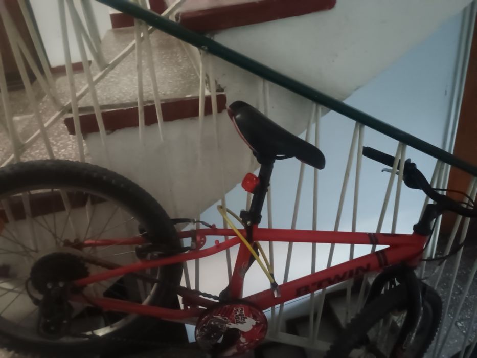 Bicicleta roșie de concurs