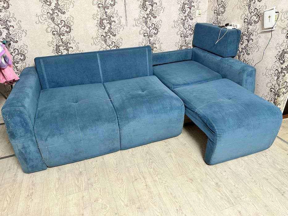 Продам диван можно углом.