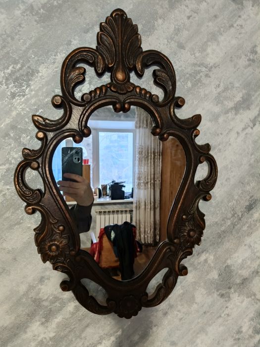 Древнее зеркало в медной рамочке