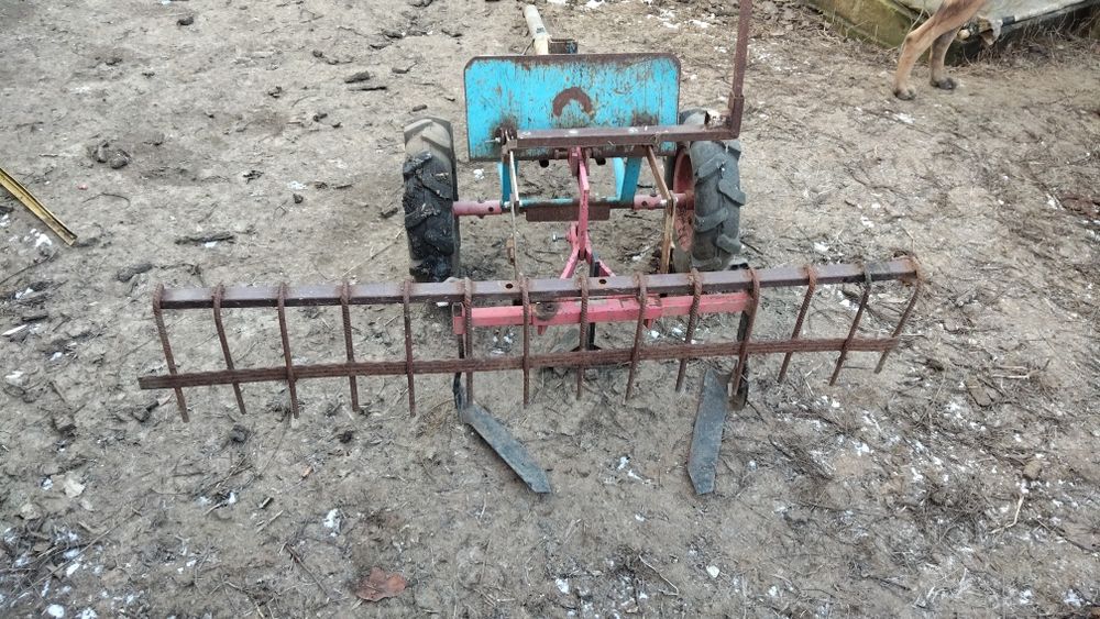 Remorcă basculabilă plus cărucior cu greblă și preșitoare pentru motoc