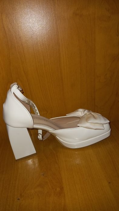 Белые туфельки и бантиком