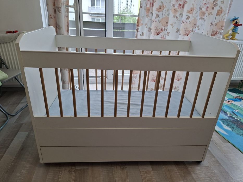 Pătuț copii 0 luni la 4-5 ani, BONUS scaun de masă, cearceaf impermeabil cu elastic, sertar, ușor folosit si este in stare foarte buna. Pret 400 lei.