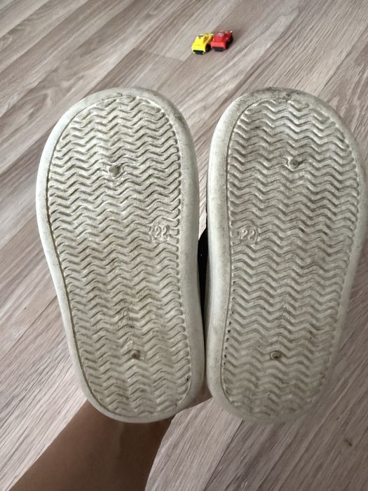 Продам деткую обувь