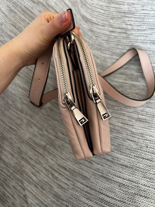 Розова дамска чанта Guess