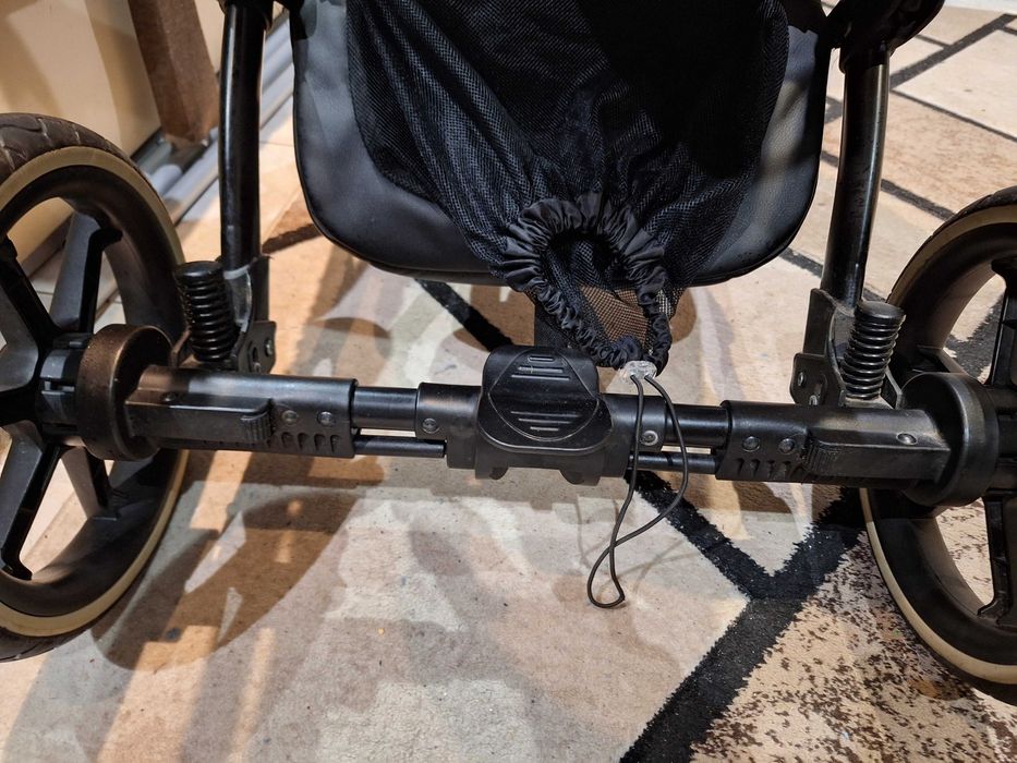 Продавам детска количка с три коша и много функционалности