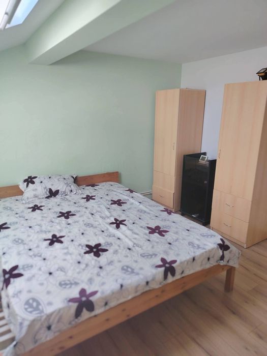Închiriez apartament 3 camere – mansardă la casă, 80 m², complet mobil