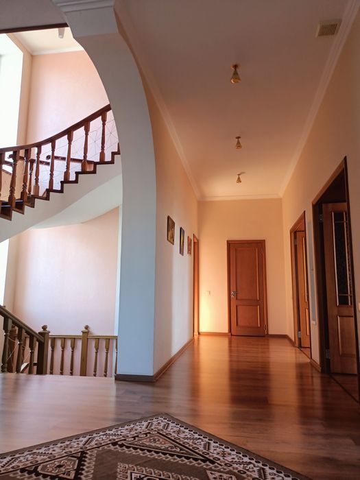 Коттедж 8 мкр ( 17 школа) трехуровневый 358 КВ .метров