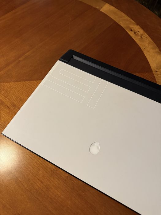 Laptop Alienware M15 R2 I9 8GB VRAM 1TB SSD OLED