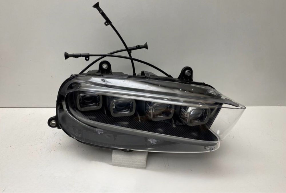 Far Bugatti Chiron dreapta